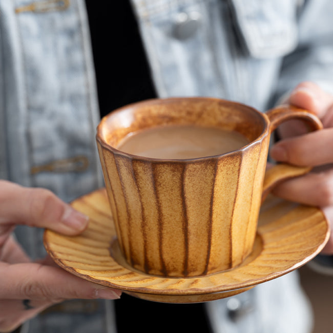 ספל תה חום חלודה עם צלחת