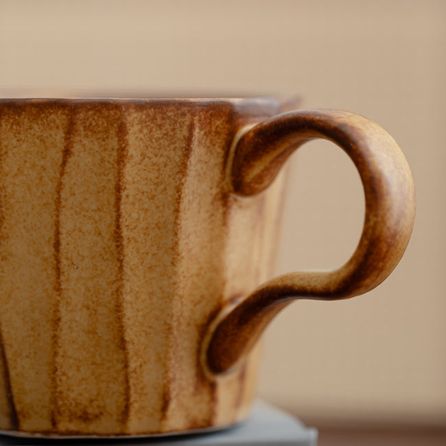 ספל תה חום חלודה עם צלחת