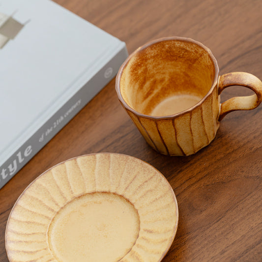 ספל תה חום חלודה עם צלחת